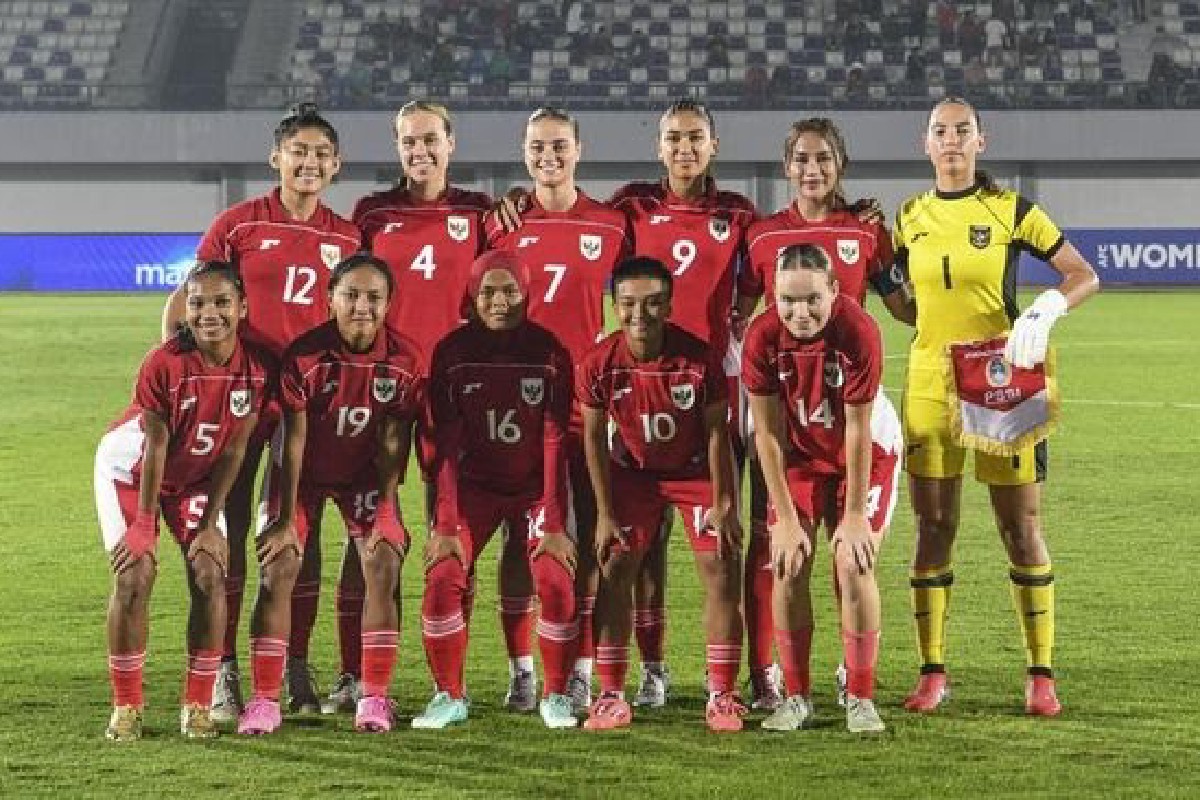 Timnas Wanita Indonesia tertunduk lesu setelah kalah 0-7 dari Vietnam di Piala AFF Wanita 2025 di Haiphong
