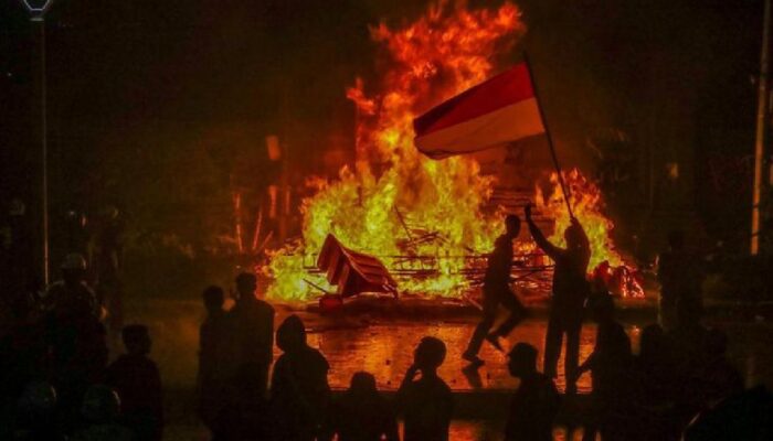 Tragedi DPRD Makassar: Gedung Terbakar, Tiga Orang Tewas, Malam Kota Jadi Mencekam