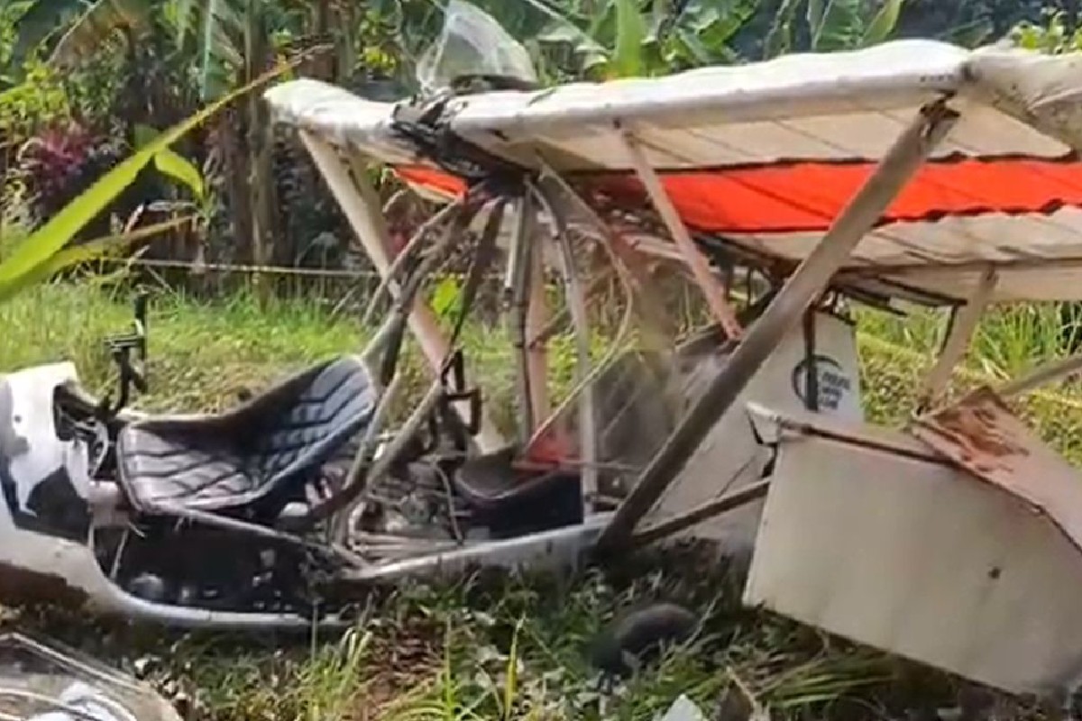 Petugas evakuasi di lokasi jatuhnya pesawat latih yang menewaskan Marsma Fajar Adriyanto di Bogor