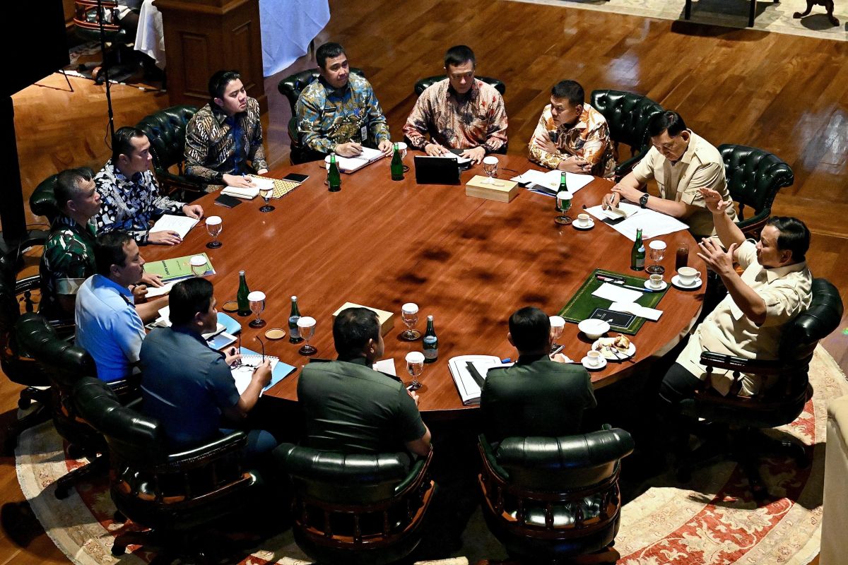 Presiden Prabowo Subianto duduk bersama para jenderal TNI di kediamannya di Hambalang untuk membahas strategi pertahanan nasional.