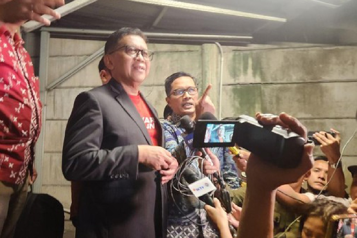Hasto Kristiyanto keluar dari Rutan KPK usai menerima amnesti dari Presiden Prabowo Subianto, Jumat (1/8/2025) malam.