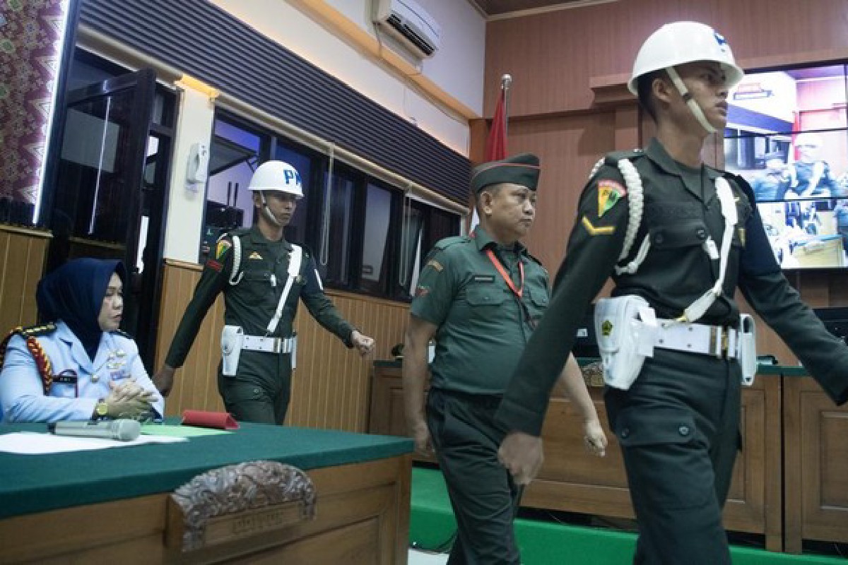 Kopda Bazarsah divonis mati oleh Pengadilan Militer Palembang atas penembakan tiga polisi di arena judi sabung ayam di Way Kanan, Lampung.