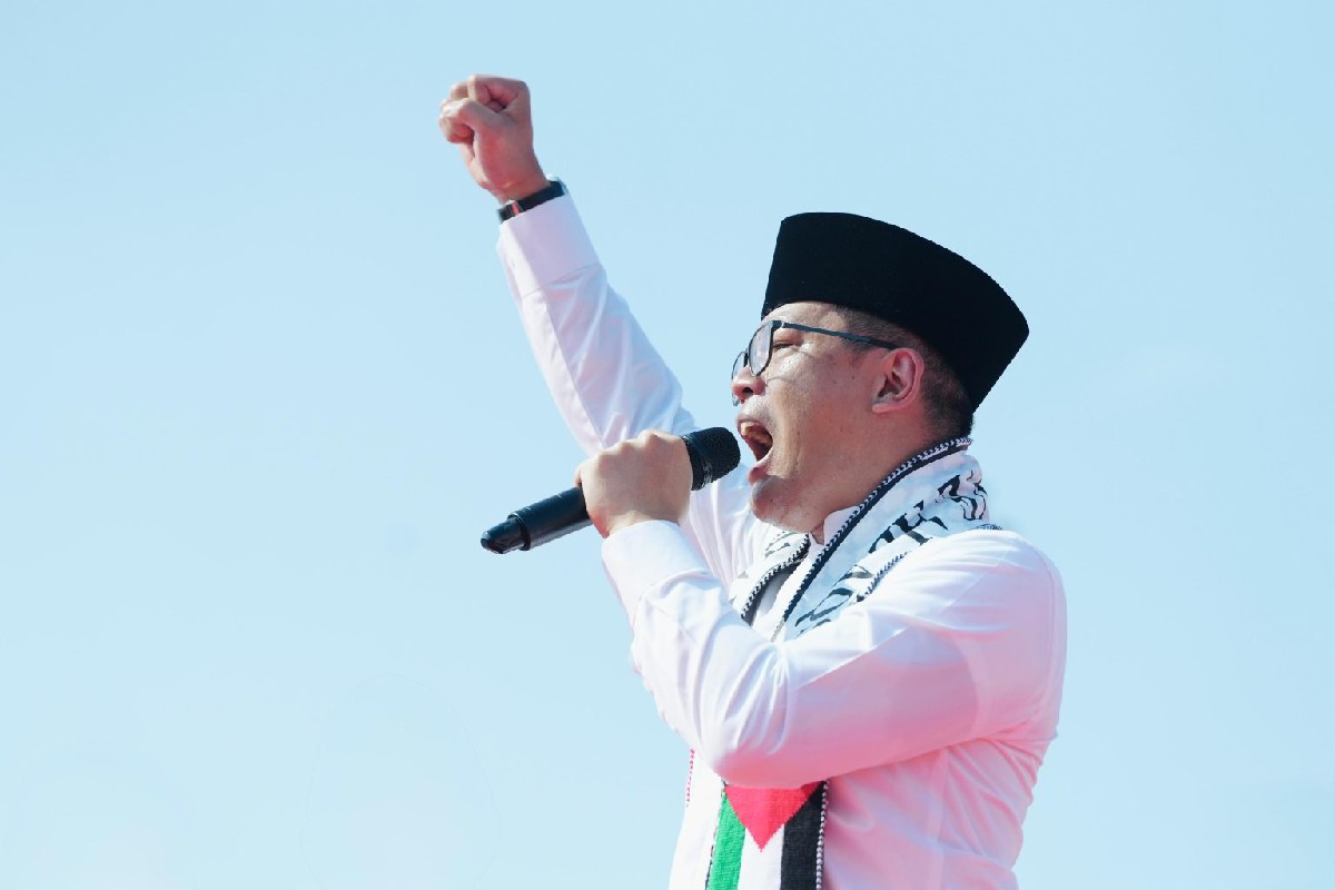 Menlu Sugiono berorasi di hadapan ribuan massa di Monas dalam aksi dukungan untuk kemerdekaan Palestina, Jakarta, 3 Agustus 2025.