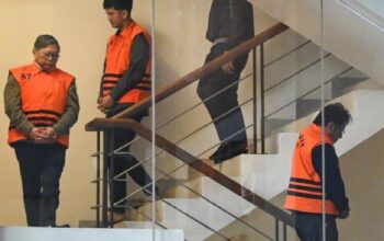 KPK menahan tiga tersangka suap pengelolaan kawasan hutan, menyita uang Rp2,4 miliar dan mobil mewah.