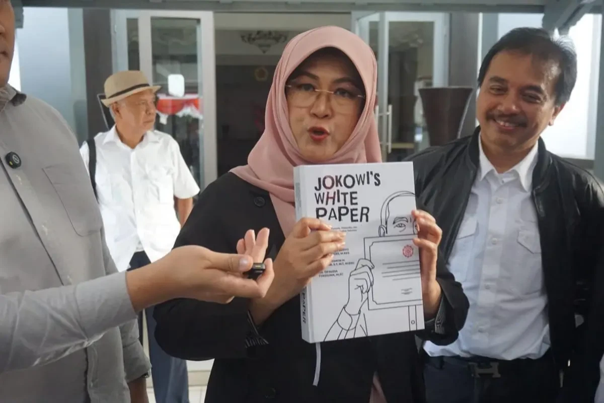 Roy Suryo menggelar peluncuran buku “Jokowi’s White Paper” di UC Coffee Shop setelah UGM menolak fasilitas ruang kampus