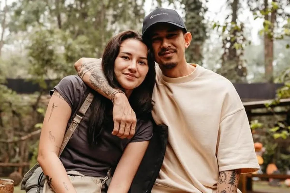 Dahlia Poland dan Fandy Christian berdiri bersebelahan di acara publik, mengenakan busana formal dan tersenyum ke arah kamera sebelum isu perceraian mencuat.
