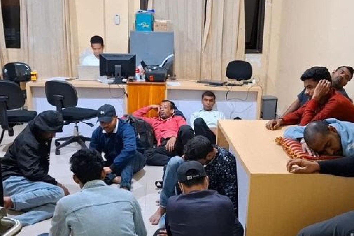 Petugas imigrasi dan kepolisian memeriksa dokumen 12 WNA Bangladesh korban dugaan perdagangan orang di Kupang, NTT.