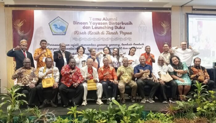 Paul Sudiyo Abadikan Setengah Abad Pengabdian di Papua dalam Buku Kisah Kasih di Tanah Papua