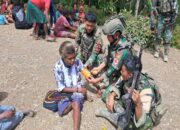 Yonif 712 Bagikan Makanan dan Pelayanan Kesehatan Gratis di Intan Jaya