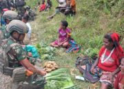 Yonif 712 Ringankan Beban Ekonomi Warga Intan Jaya