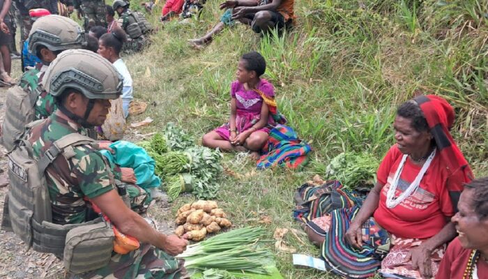 Yonif 712 Ringankan Beban Ekonomi Warga Intan Jaya