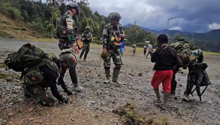 Bhakti TNI, Yonif 712 dan 500 Bersihkan Halaman Gereja di Intan Jaya