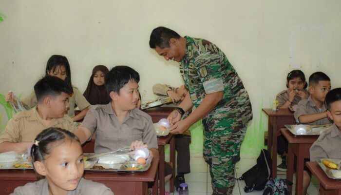 Kasdam Tinjau Program MBG di SD Kartika XXI-1, Menyapa dan Memotivasi Siswa