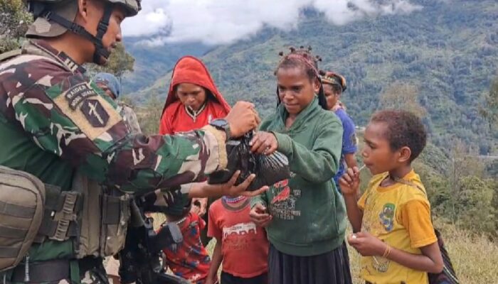 Yonif 712 Berbagi Kasih, Pererat Kemanunggalan dengan Warga Eknemba