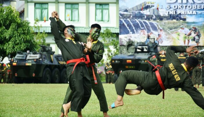 Atraksi Pencak Silat Militer Pukau Pengunjung HUT TNI di Makodam Merdeka