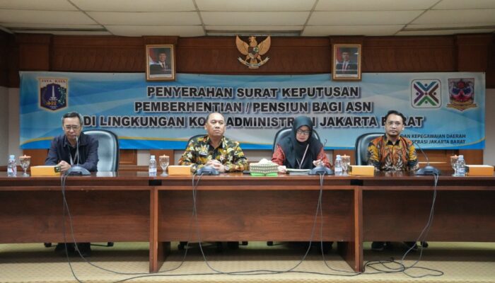 Wali Kota Jakarta Barat Uus Kuswanto Serahkan 22 SK Pensiun ASN dari 11 SKPD TMT 1 November 2025