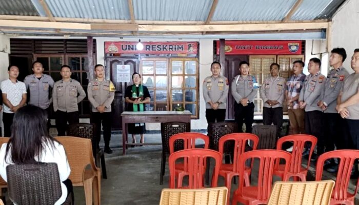 Kapolsek Fegy Lumantow Ajak Personel dan Bhayangkari Perkuat Iman Lewat Ibadah Rohani