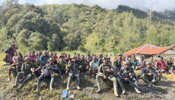 Yonif 712 Rangkul Hati Masyarakat Kampung Soanggama Intan Jaya Lewat Komsos dan Bantuan Sosial