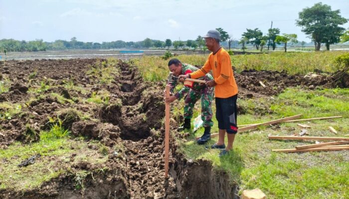 Babinsa Pos Ramil Dempet Bantu Pembangunan Koperasi Desa Merah Putih