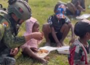 Satgas Yonif 712 Bagi Makanan di Bulapa, Program “Wiratama Peduli” Sasar Kesejahteraan Warga Intan Jaya