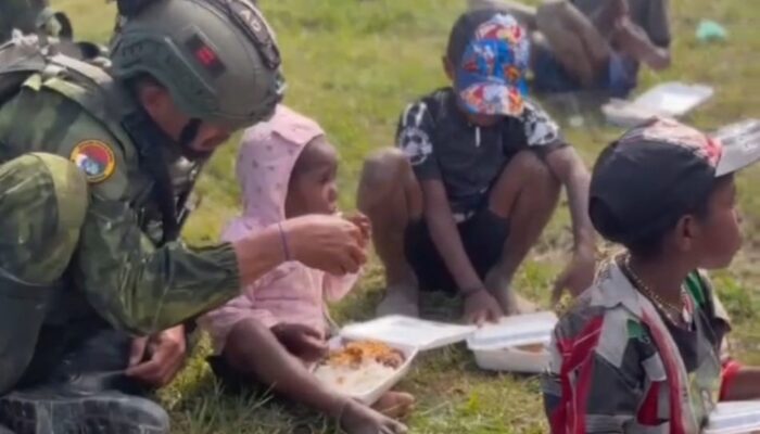 Satgas Yonif 712 Bagi Makanan di Bulapa, Program “Wiratama Peduli” Sasar Kesejahteraan Warga Intan Jaya