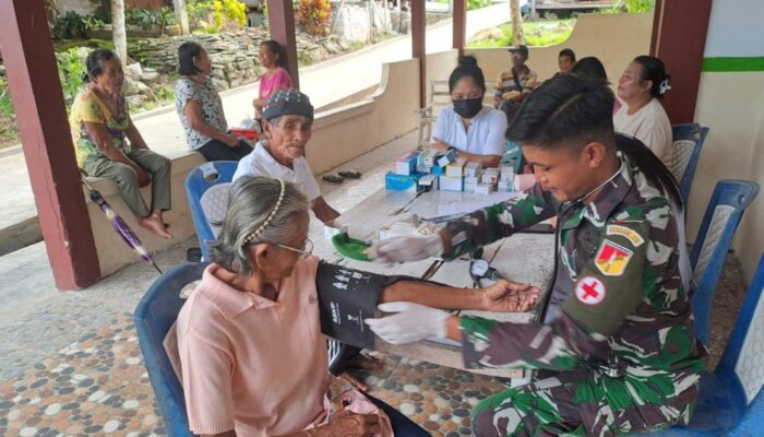 Satgas Pamputer Kodim Sangihe Medical Check Up Lansia di Desa Kawaluso