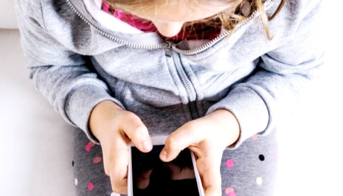 Malaysia Larang Anak di Bawah 16 Tahun Punya Akun Medsos Mulai 2026, Indonesia Masih Tertinggal?