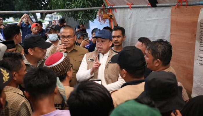 Menteri ATR/BPN Nusron Wahid Turun Langsung Salurkan Bantuan ke Korban Banjir Bandang di Agam