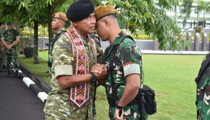 Mayjen Suhardi dan Ny. Evi Suhardi Pamit dari Kodam Merdeka