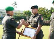 Pangdam Merdeka Serahkan Penghargaan Juara Lomba Binsat, Yonif 712 Jawara