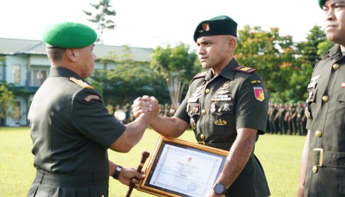 Pangdam Merdeka Serahkan Penghargaan Juara Lomba Binsat, Yonif 712 Jawara
