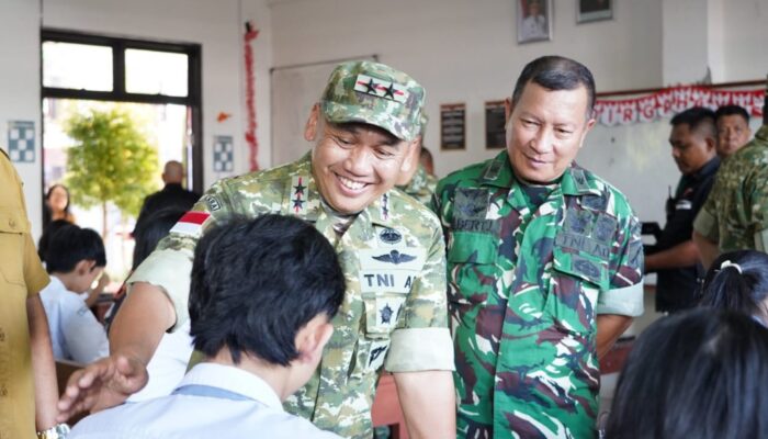 Mayjen Mirza Pantau Langsung Program MBG di SMAN 1 Manado