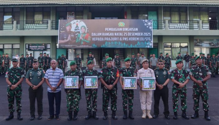 Prajurit dan PNS Korem Santiago Terima Bingkisan Natal