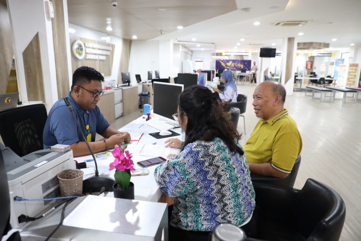 ATR/BPN tetap membuka layanan alih media sertipikat saat libur Tahun Baru. Warga manfaatkan sertipikat elektronik dan antrean online.
