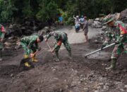 Prajurit Kodam Merdeka Gotongroyong Bersihkan Akses Jalan Kelurahan Bahu