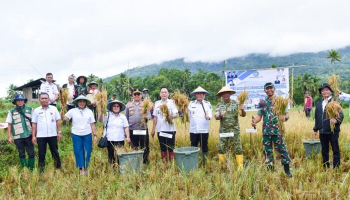 Brigjen Yustinus Hadiri Panen Raya dan Pengumuman Swasembada Pangan di Tomohon