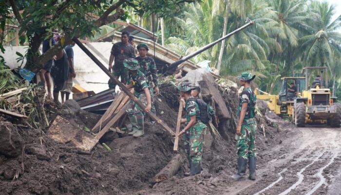 Personil Kodam Merdeka Buka Akses Jalan di Paseng Bersama Pemda dan Warga