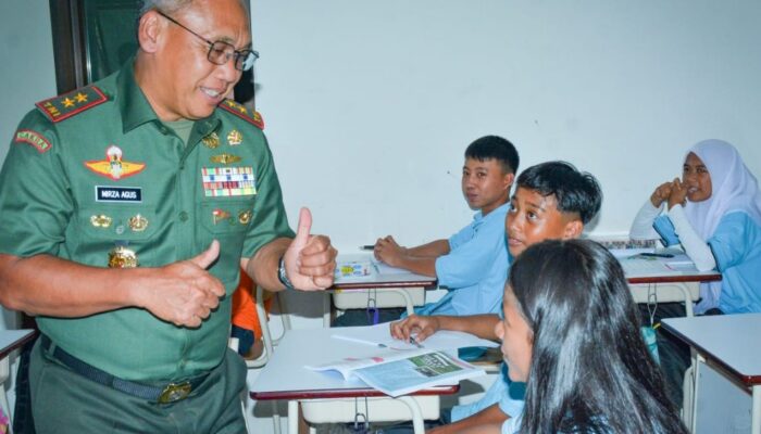 Pangdam Merdeka Semangati Siswa Sekolah Rakyat Manado
