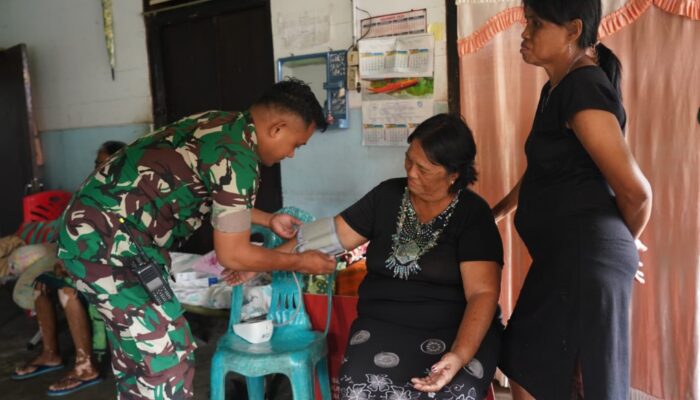 Personil Kesdam Merdeka Periksa Kesehatan Warga Kelurahan Bahu Sitim