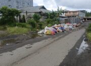 Sampah Mengular di Jalan Pasar Baru Langowan, Cerminkan Buruknya Tata Kelola Pasar