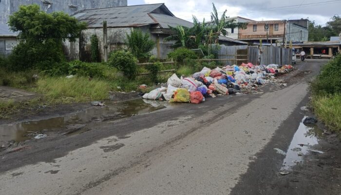 Sampah Mengular di Jalan Pasar Baru Langowan, Cerminkan Buruknya Tata Kelola Pasar