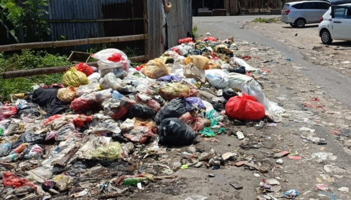 Sampah Masih Hiasi Jalan Pasar Baru Langowan, Keluhan Warga Tak Kunjung Ditangani DLH Minahasa