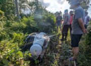 Mobil IRT Langowan Terjun ke Saluran Irigasi di Kakas, Material Bangunan di Bahu Jalan Diduga Jadi Pemicu