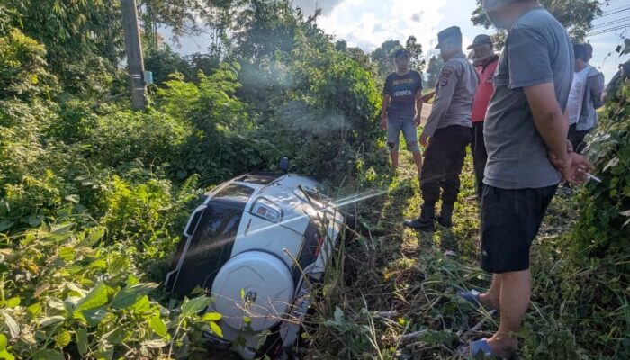 Mobil IRT Langowan Terjun ke Saluran Irigasi di Kakas, Material Bangunan di Bahu Jalan Diduga Jadi Pemicu