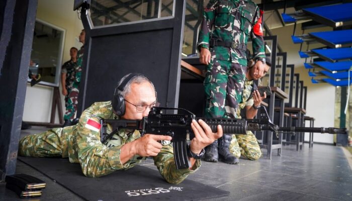 Pangdam Merdeka Jajal Lapangan Tembak MIT Yonzipur 19