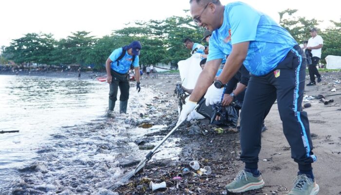 Pangdam Merdeka Pimpin Pembersihan Pantai Karangria, Wujudkan Indonesia ASRI