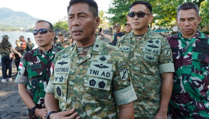 Kolonel Lalawi Dampingi Brigjen Yustinus Lanjutkan Pembersihan di Pantai Taman Karangria