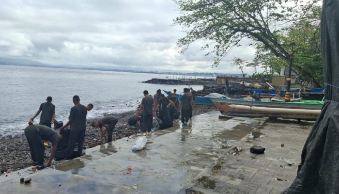 Galakkan Indonesia ASRI, Kapendam Dampingi Aster Bersihkan Malalayang Beach Walk