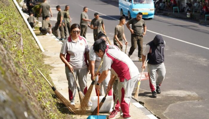 Prajurit Kodam Merdeka Bersihkan Jalan 14 Februari Manado