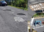 Lubang Menganga, Warga Passo Tanam Tanaman di Jalan sebagai Alarm Bahaya